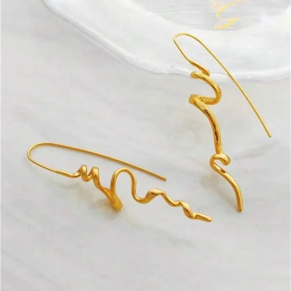 Elegant Gold Swirl Earrings A1350